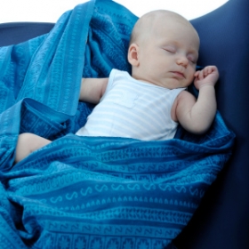 Как переложить спящего ребенка из слинга?